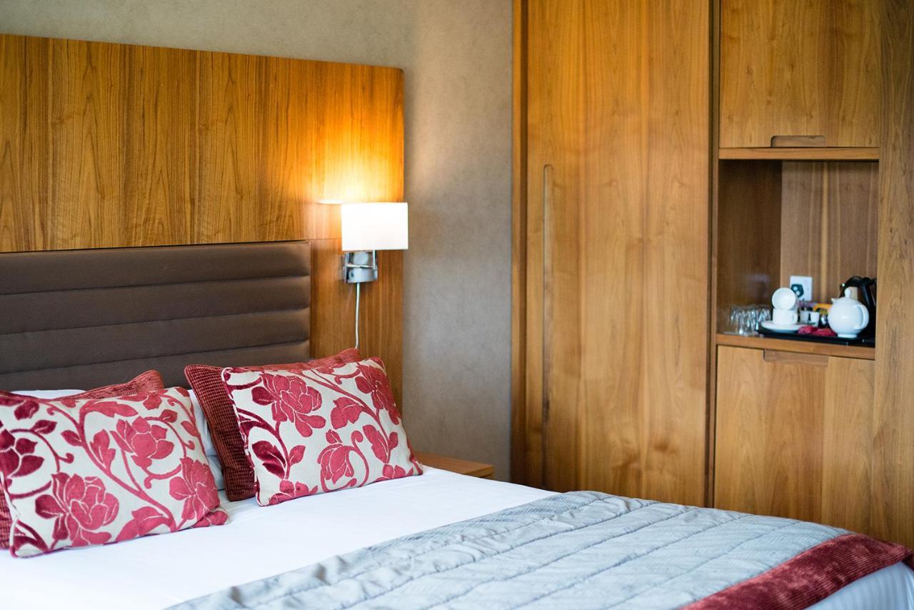 Lakeside Park Hotel & Spa Fishbourne  ภายนอก รูปภาพ