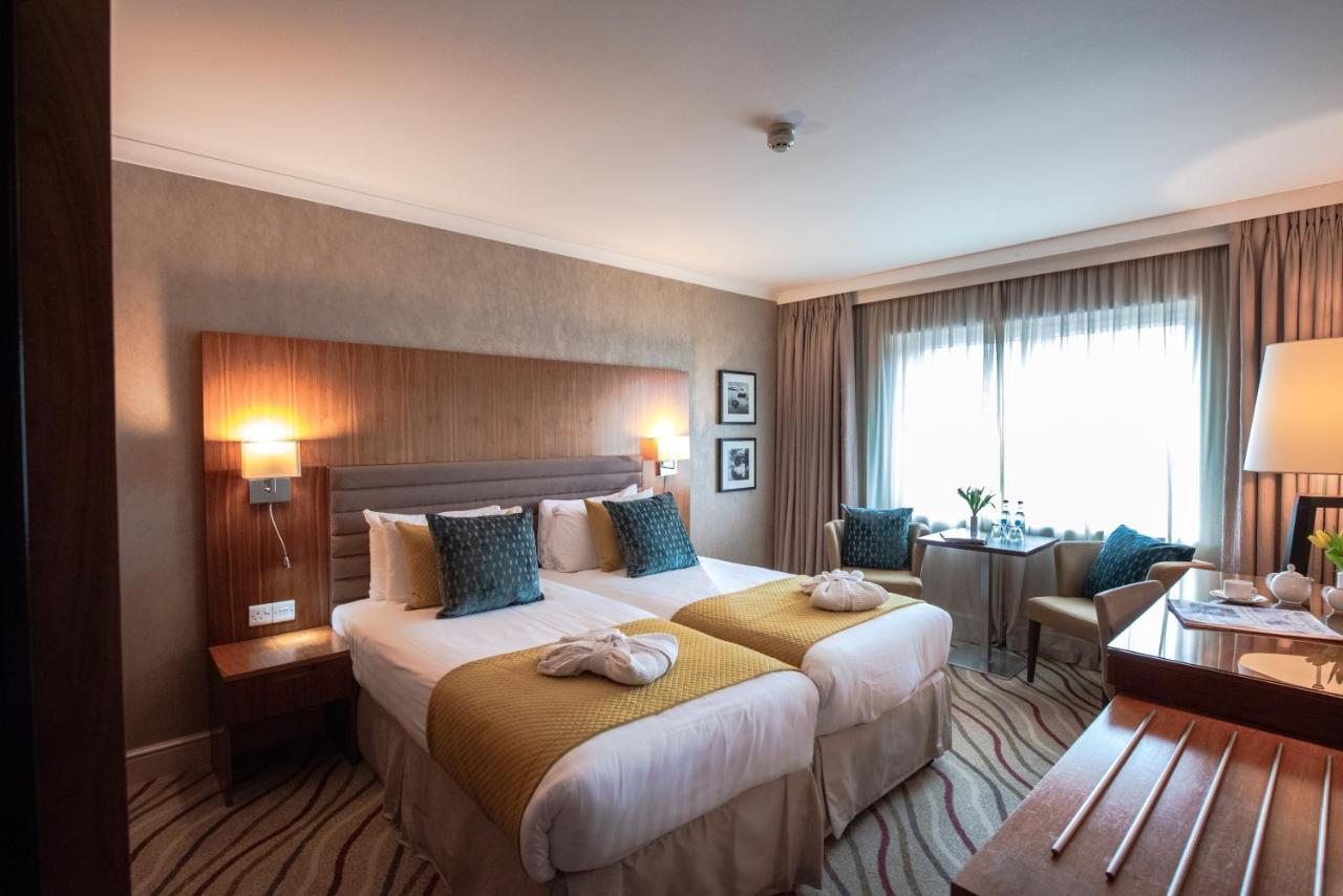 Lakeside Park Hotel & Spa Fishbourne  ภายนอก รูปภาพ