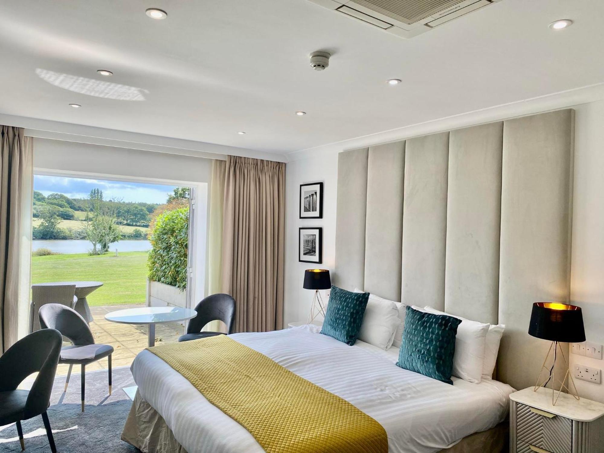 Lakeside Park Hotel & Spa Fishbourne  ภายนอก รูปภาพ
